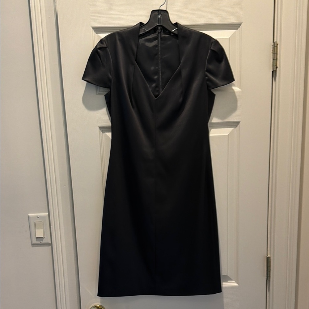 Elie Tahari Black V-Neck Satin Short Sleeve Sheath Dress Sz 2. Exc cond